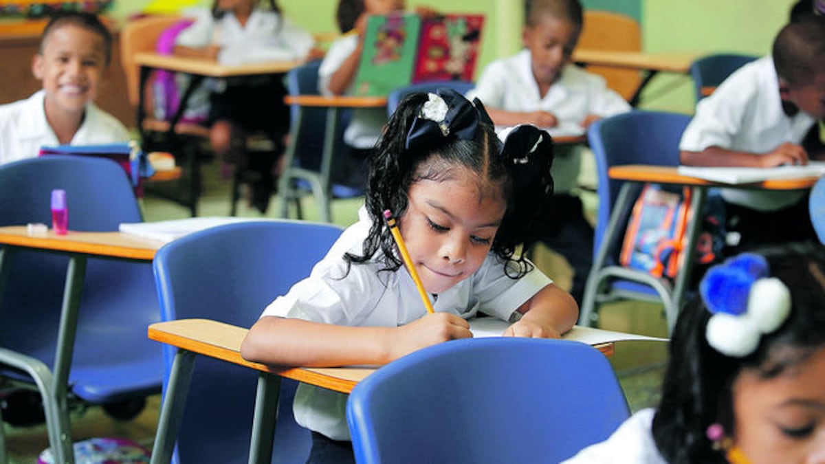 Un total de 706 mil estudiantes en 3 mil 200 centros educativos públicos del país iniciaron ayer un nuevo año lectivo. En la escuela República de Chile, los alumnos escribían sobre