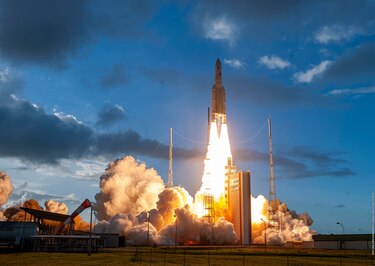 Cohete Ariane 5 despega exitosamente llevando a órbita dos satélites de comunicaciones