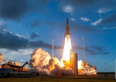 Cohete Ariane 5 despega exitosamente llevando a órbita dos satélites de comunicaciones