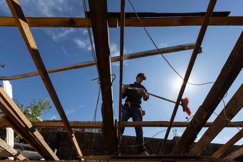 La ciudad destruida por un tornado en Brasil comienza a levantarse