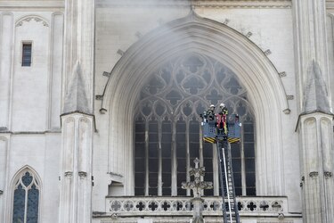 Un incendio provoca daños en la catedral gótica de Nantes en Francia