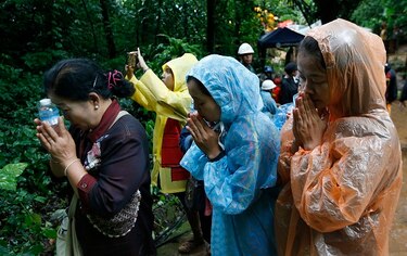 Tailandia: cavan hoyo para rescatar a 12 niños y su entrenador en una cueva