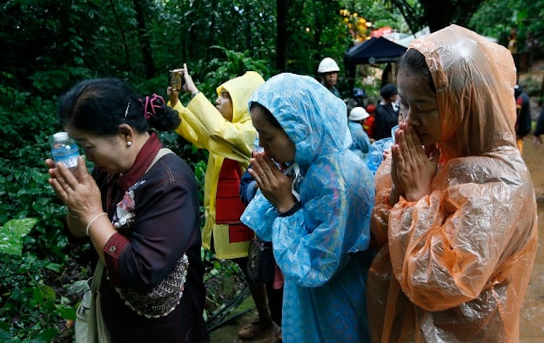 Tailandia: cavan hoyo para rescatar a 12 niños y su entrenador en una cueva