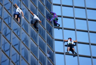 Escala un rascacielos en Francia para protestar contra el pasaporte sanitario