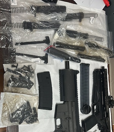 Detectan piezas de armas en paquetes courier