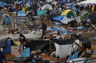 Tijuana reubica a migrantes que llegaron en caravana