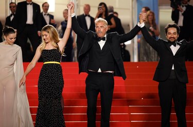 Un emocionado Kevin Costner regresa a Cannes y es aclamado en la alfombra roja
