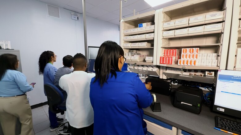 Asegurados piden medicamento, en medio de una nueva estrategia de la CSS para reducir filas y desabastecimiento en las farmacias