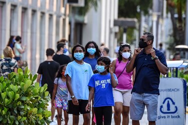 Ciudad de Florida ordena uso de mascarillas y aumenta en EU conflicto por respuesta al virus