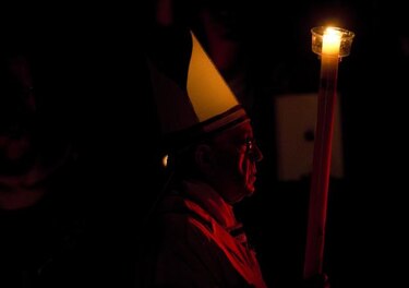 Papa bautiza a 10 personas en la Vigilia Pascual