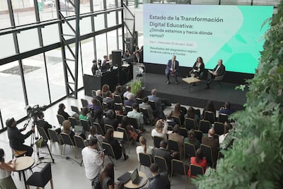 Latinoamérica suma tecnología a educación, pero las brechas limitan su impacto pedagógico