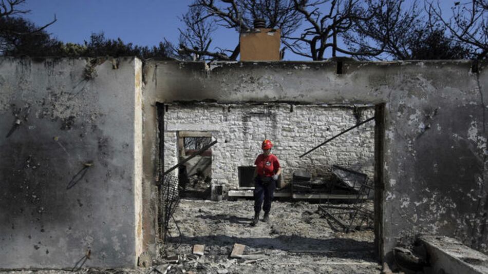 Rescatistas buscan desaparecidos en los incendios en Grecia