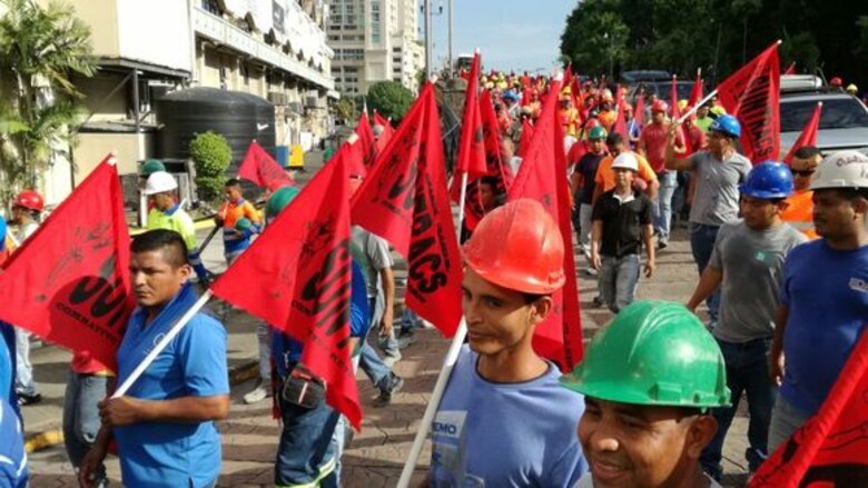 Suntracs protesta en demanda de mejoras salariales