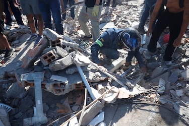 Al menos 20 edificios colapsados en Cali tras terremoto de 7.4