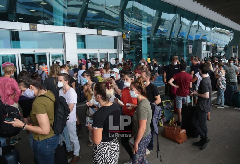 Pasajeros europeos varados en Panamá, en largas filas para tomar vuelo humanitario