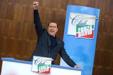 La adopción de perros, la última estrategia política de Berlusconi