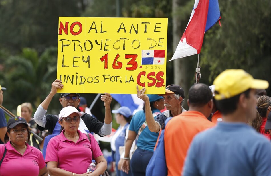 Grupos sindicales marcharon en rechazo a las reformas de la CSS