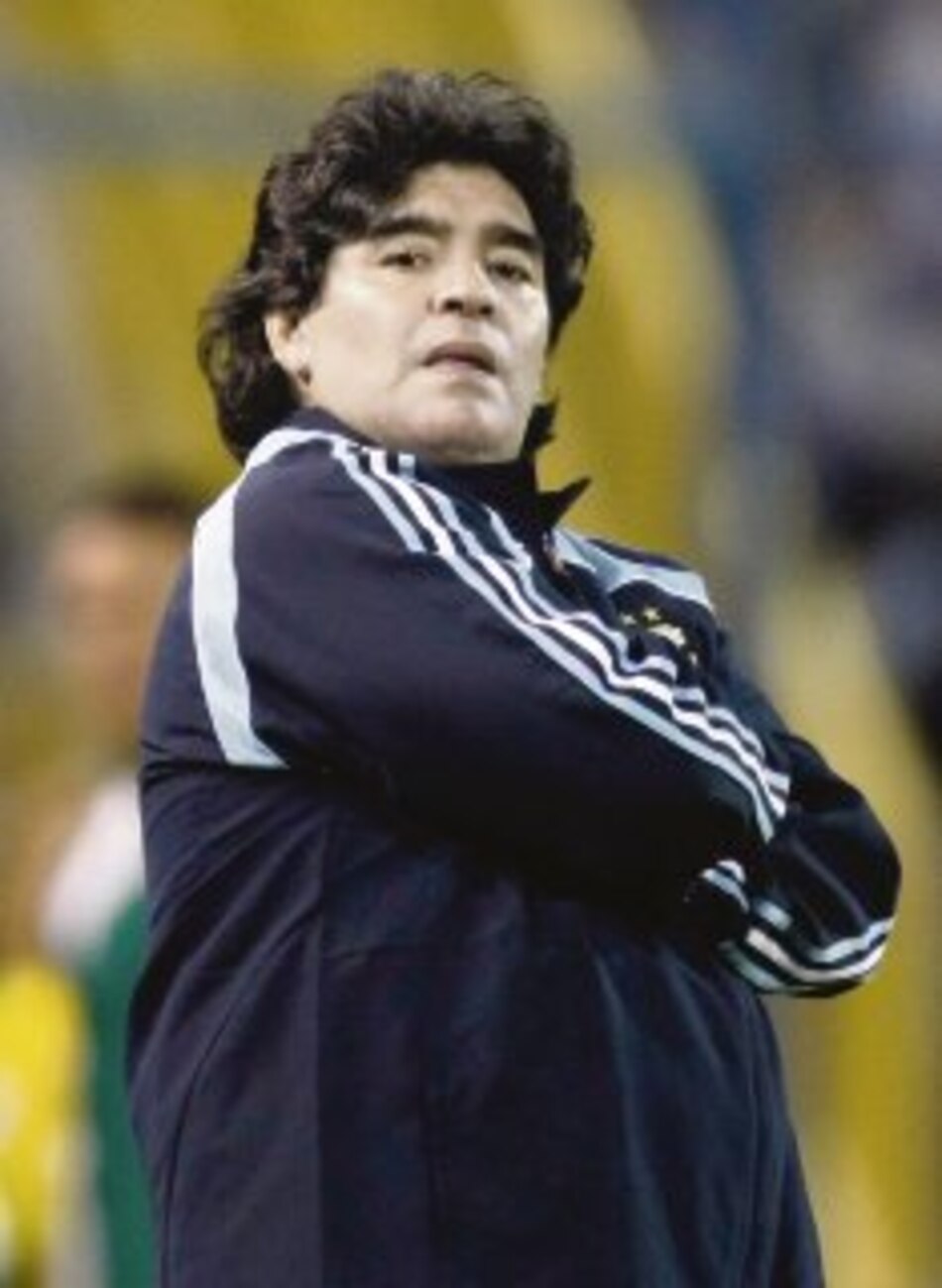 Venderán por ‘ebay’ aretes de Maradona