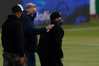 Maradona sopla sus 60 velitas en la cancha