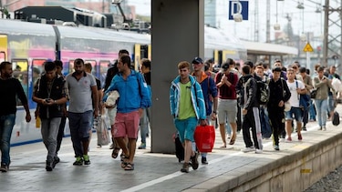 Miles de migrantes llegan a Austria y Alemania