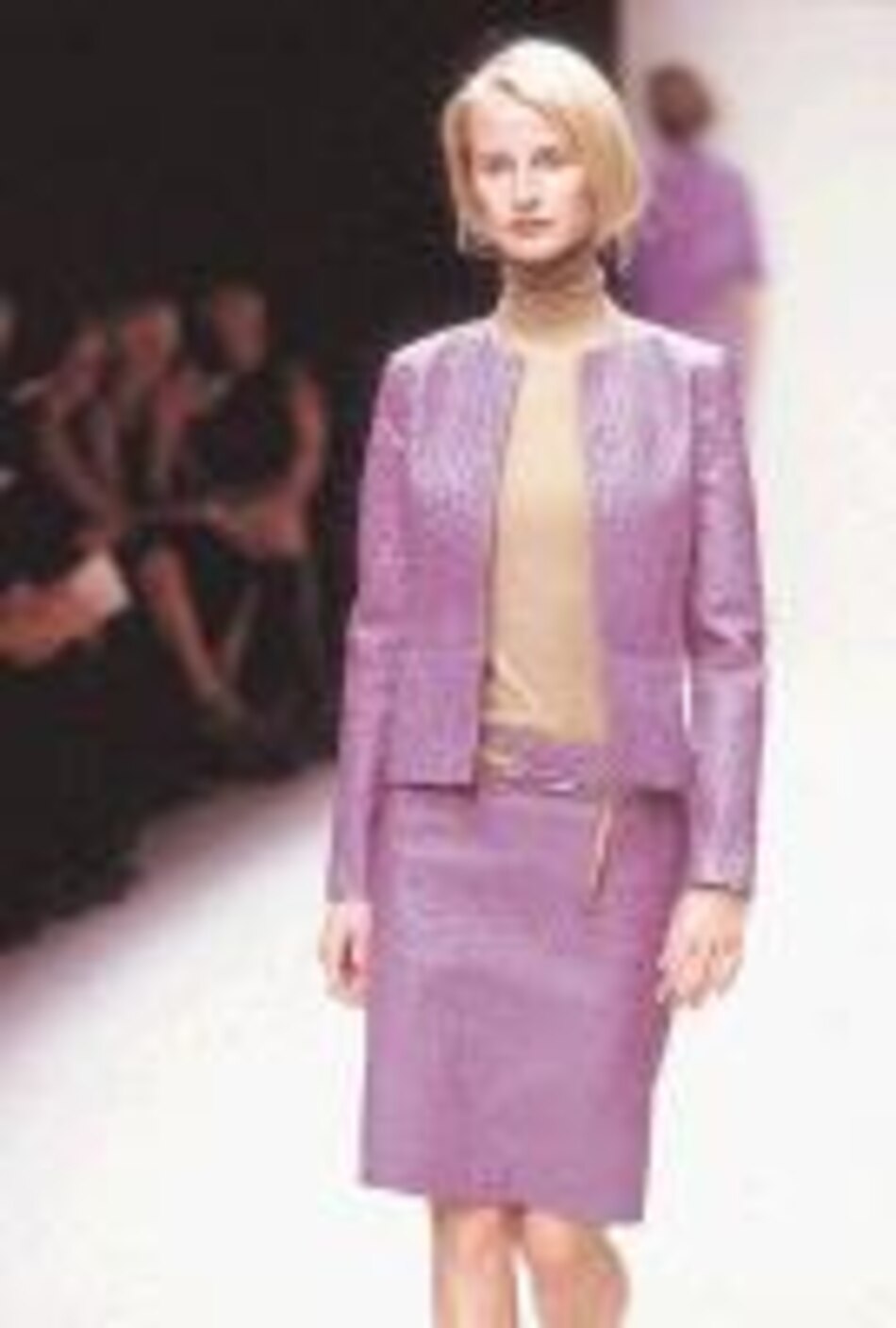 Miuccia Prada sugiere a las mujeres ser más recatadas al vestir