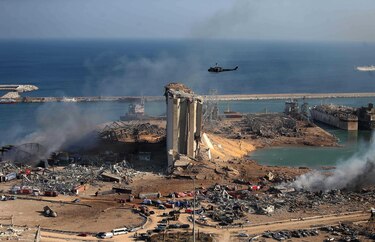 Duelo en Beirut tras explosiones que dejaron más de 100 muertos y cerca de 300 mil personas sin casa