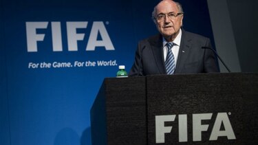 Blatter afirma que Platini le amenazó con la cárcel si era candidato