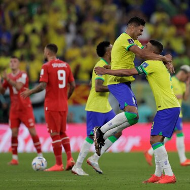 Casemiro manda a Brasil a octavos de final