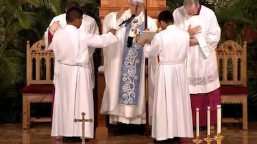Papa Francisco consagra el altar de la Basílica Santa María la Antigua y celebra su restauración