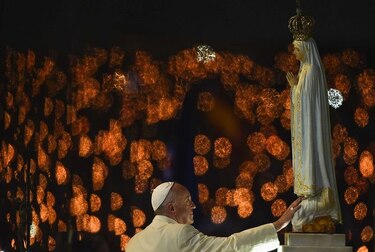 El papa pide difundir la paz como los pastores de Fátima