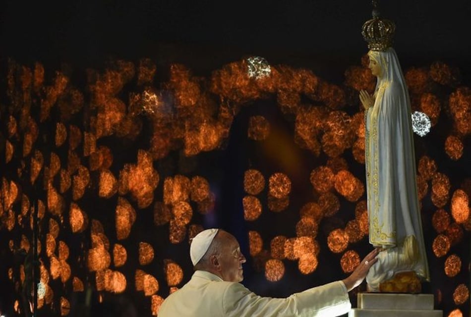 El papa pide difundir la paz como los pastores de Fátima