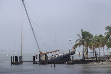 Milton sigue perdiendo intensidad y baja a categoría 3 mientras se aproxima a Florida