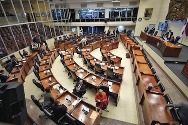 Licencia y mejor salario; sobrevive beneficio para alcaldes y representantes