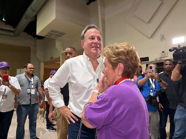 El abrazo entre Mireya Moscoso y Juan Carlos Varela