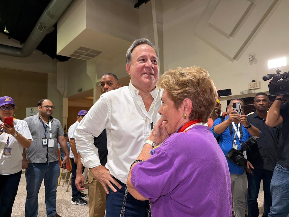 El abrazo entre Mireya Moscoso y Juan Carlos Varela