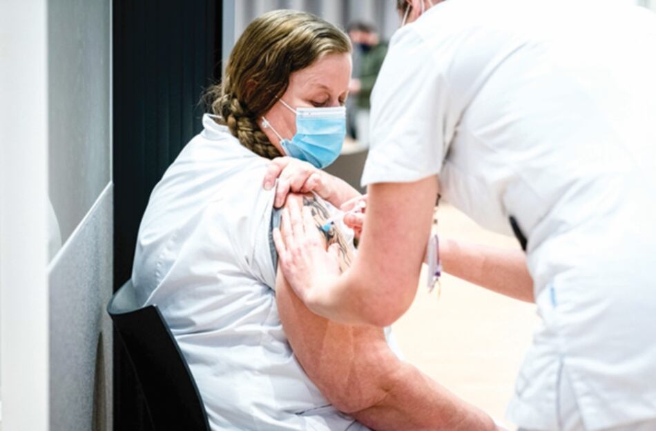 Científicos sopesan nuevas estrategias ante lenta vacunación