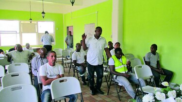 Integrantes de Barrios Seguros exigen más salario