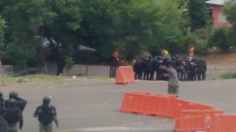 Protesta de indígenas deja tres policías heridos