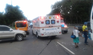 Autobús Chitré-Panamá se estrella contra dos vehículos: 17 heridos