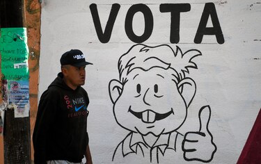 López Obrador seguirá en la presidencia de México tras referendo con baja participación