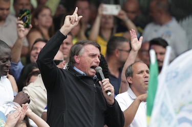 Bolsonaro, recibido por multitud en primer acto público tras volver a Brasil