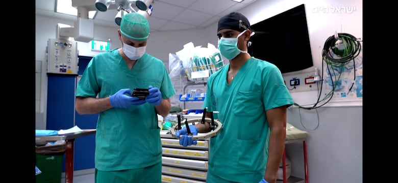 ¿Quién es el médico panameño que participó en la cirugía génica en Israel?