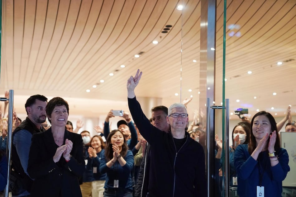 Tim Cook inaugura en Shanghái la tienda Apple más grande de Asia
