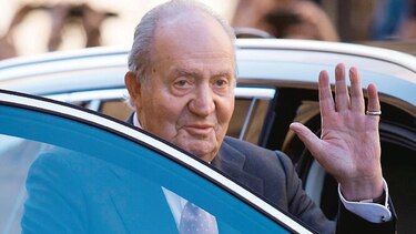 El rey Juan Carlos se retira dejando una vida de novela