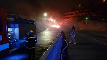 Bomberos extinguen incendio de cisterna en la salida del corredor Norte