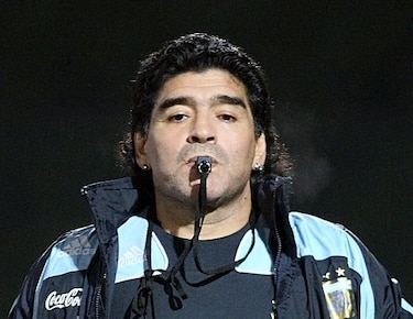 Maradona cachetea a periodista en Argentina