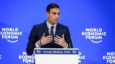 Pedro Sánchez habla por teléfono con Juan Guaidó