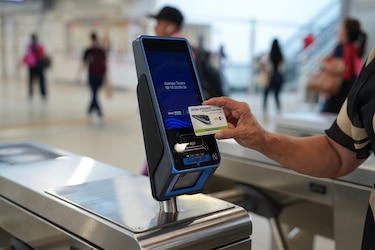 Nuevos validadores generan demora en el Metro y Metrobús, tras nuevo sistema de cobro