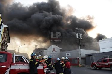 Se incendia una bodega de textiles y alfombras en Calidonia