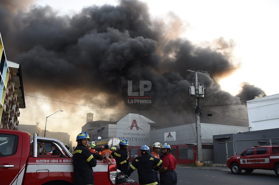 Se incendia una bodega de textiles y alfombras en Calidonia